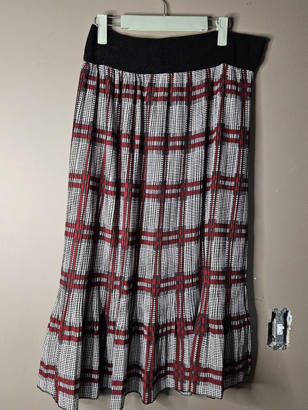 Pleated Plaid Midi Skirt - Red  Black Metrowear Waist 17" Length 33" 100% Poly